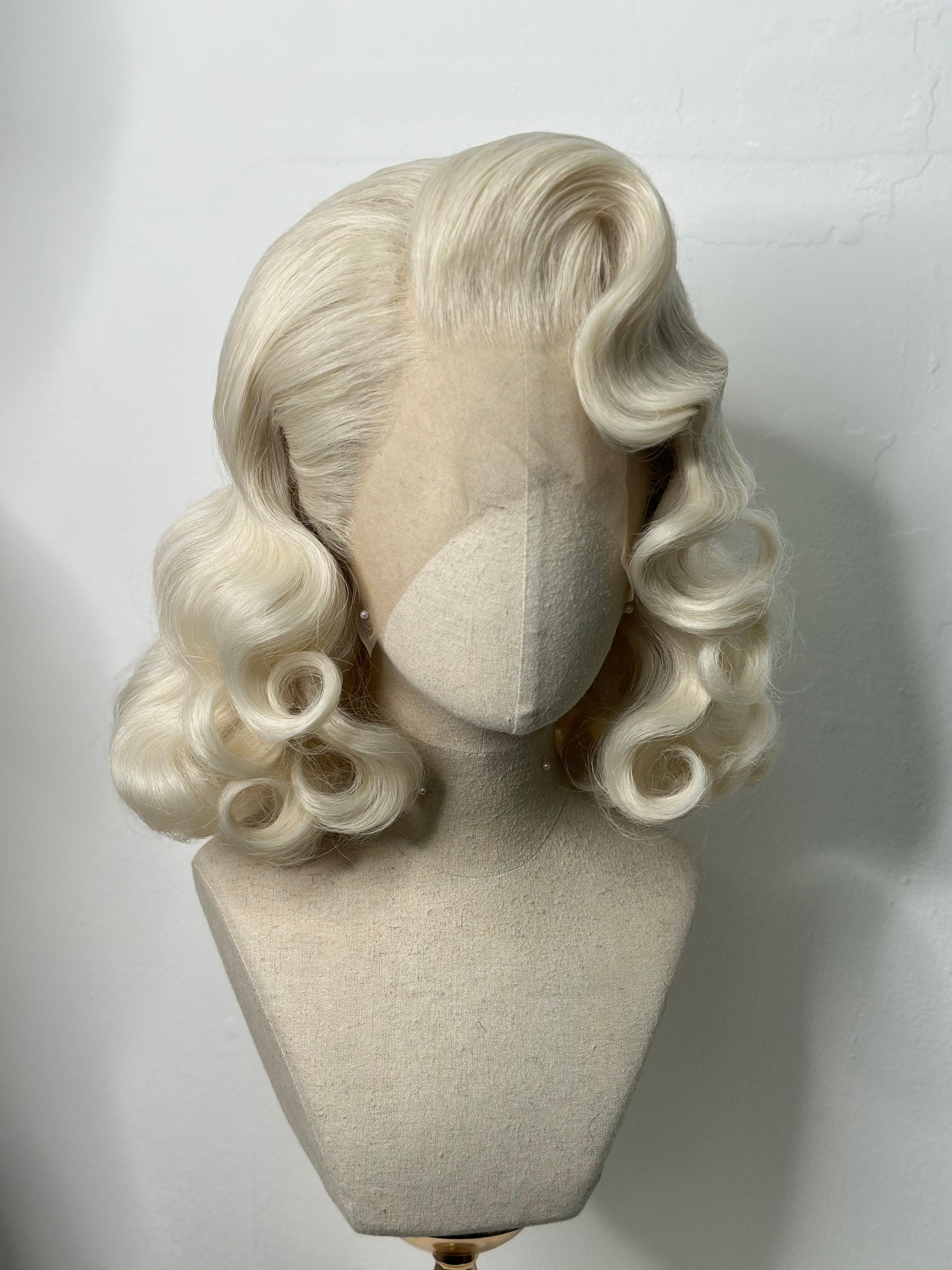 Classy short wavy Platin