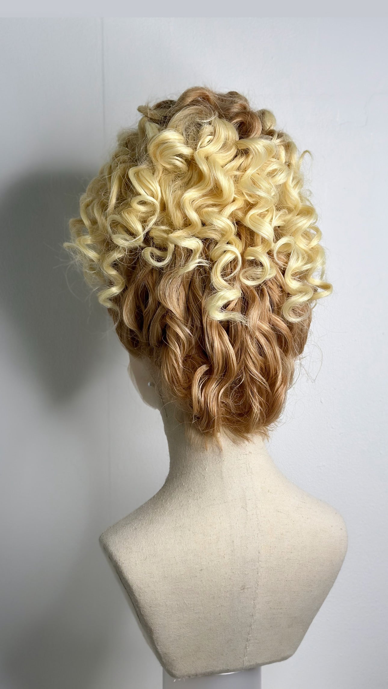 Curly Updo Mix Gold-Vanilla