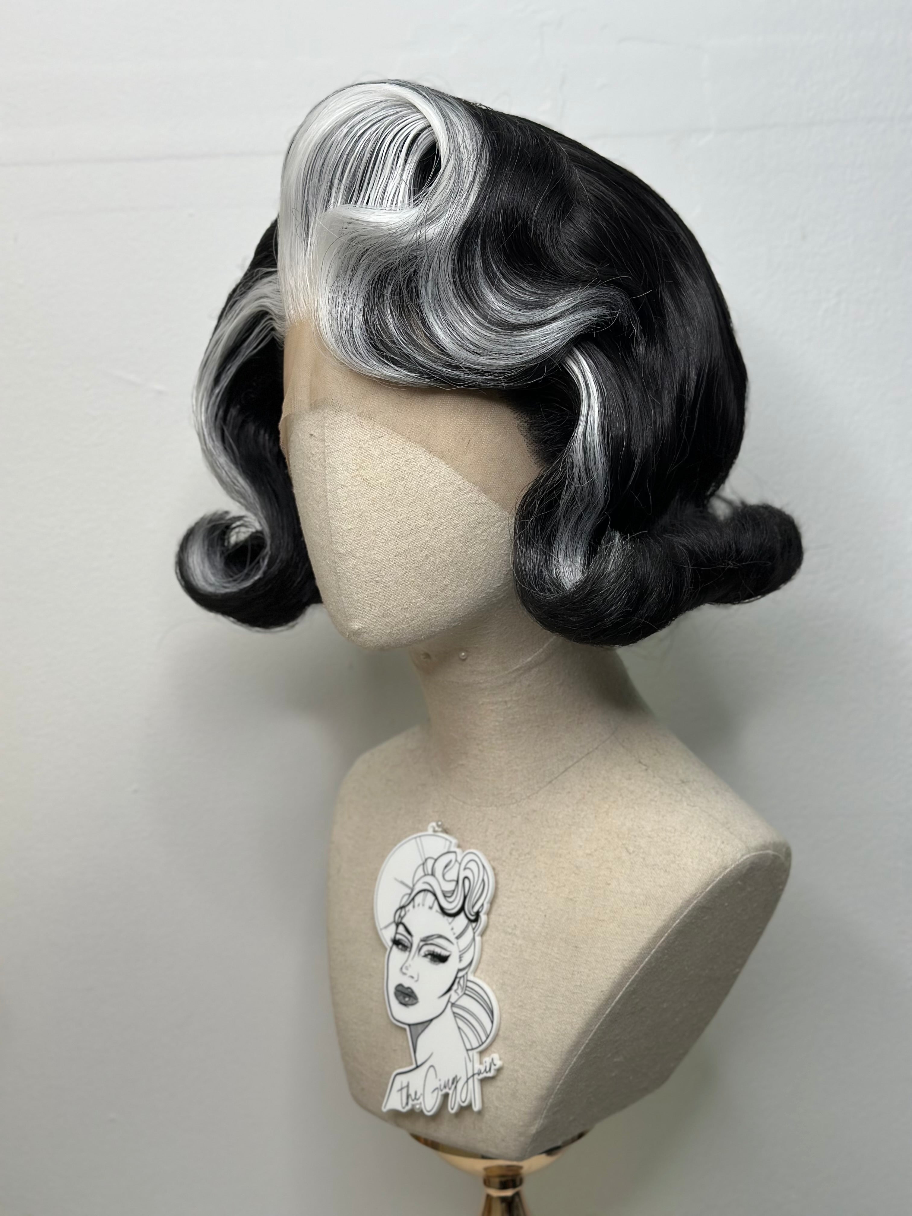 Classy 60s Wig Black and White