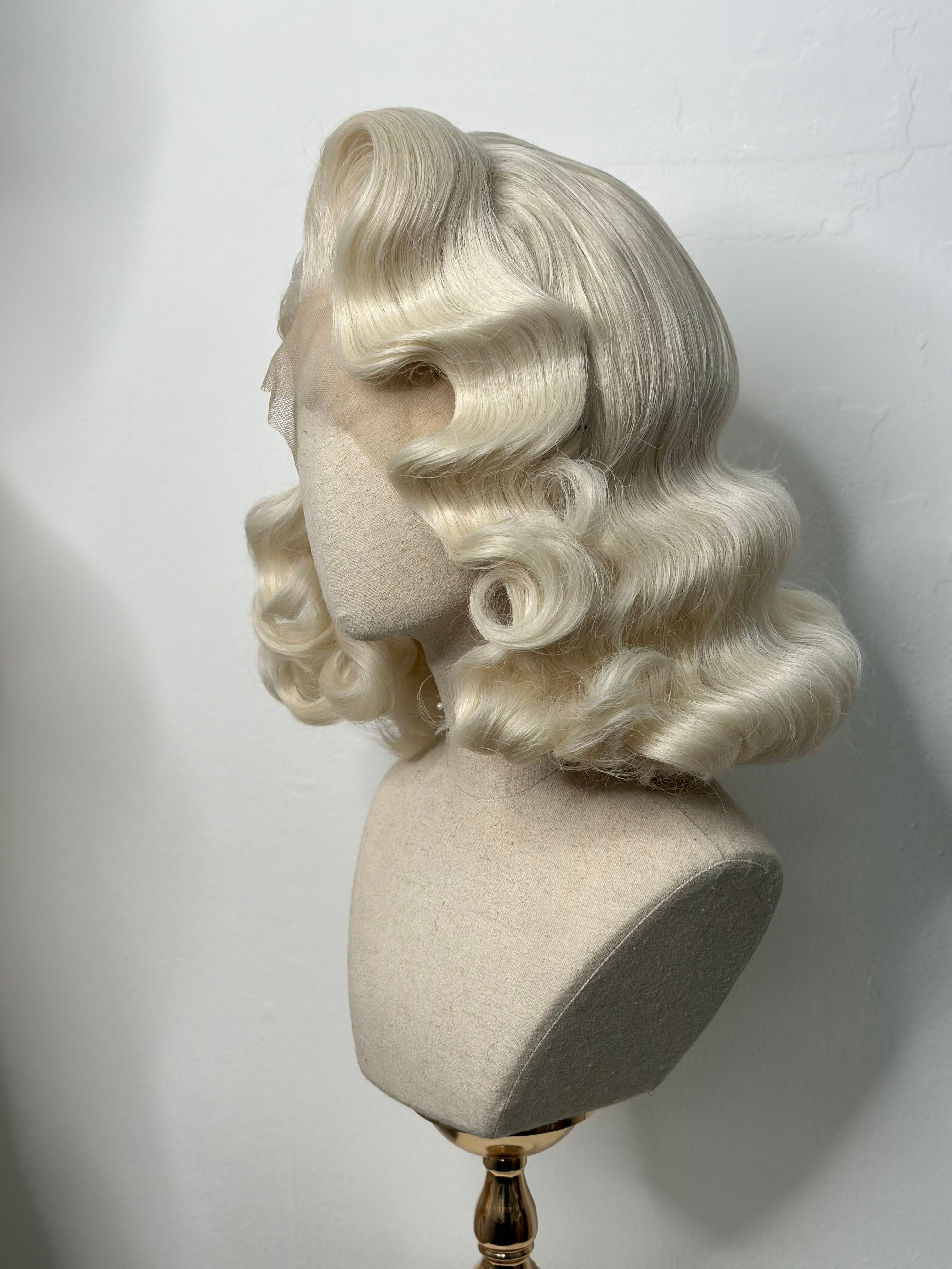 Classy short wavy Platin