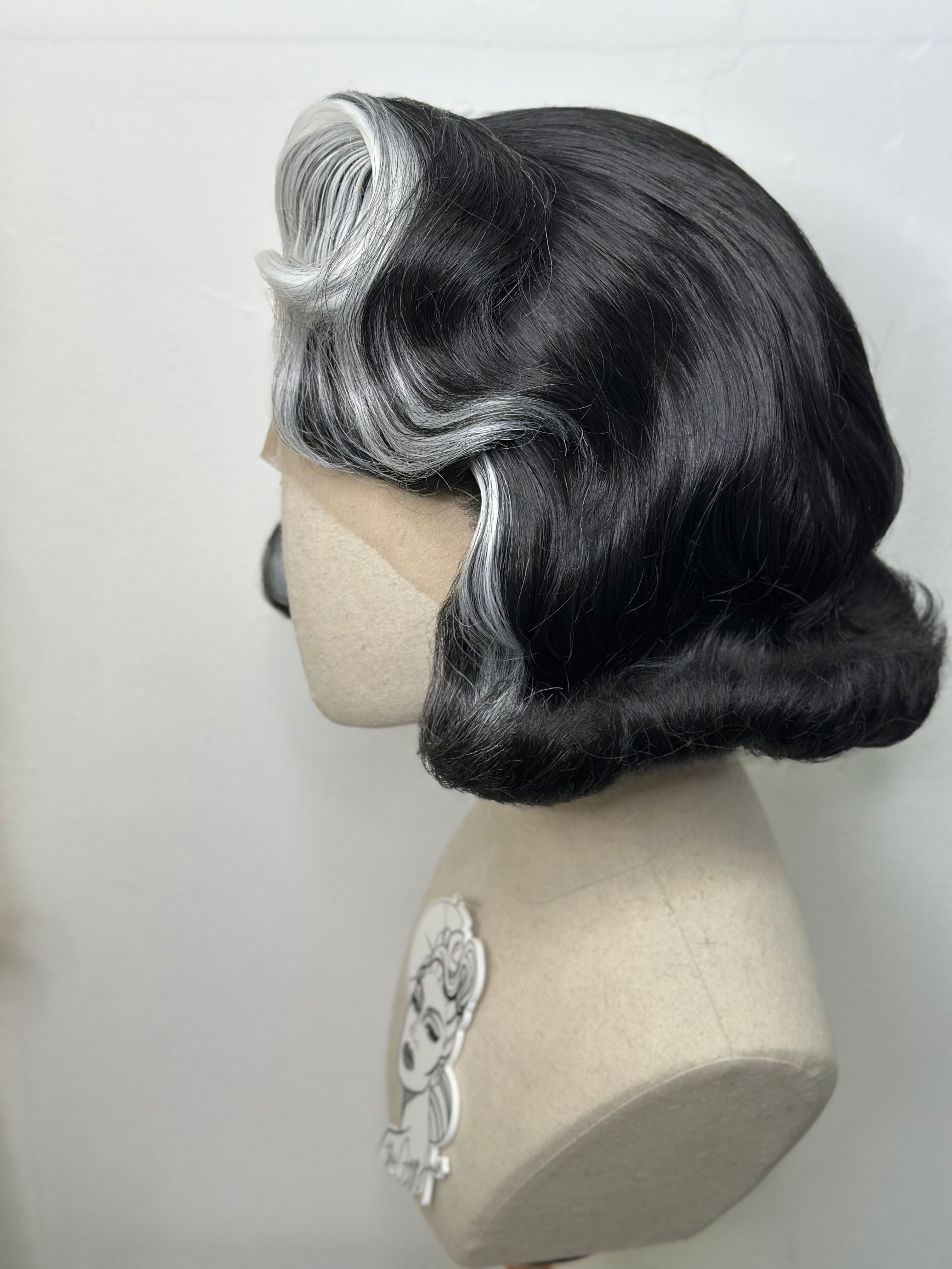 Classy 60s Wig Black and White