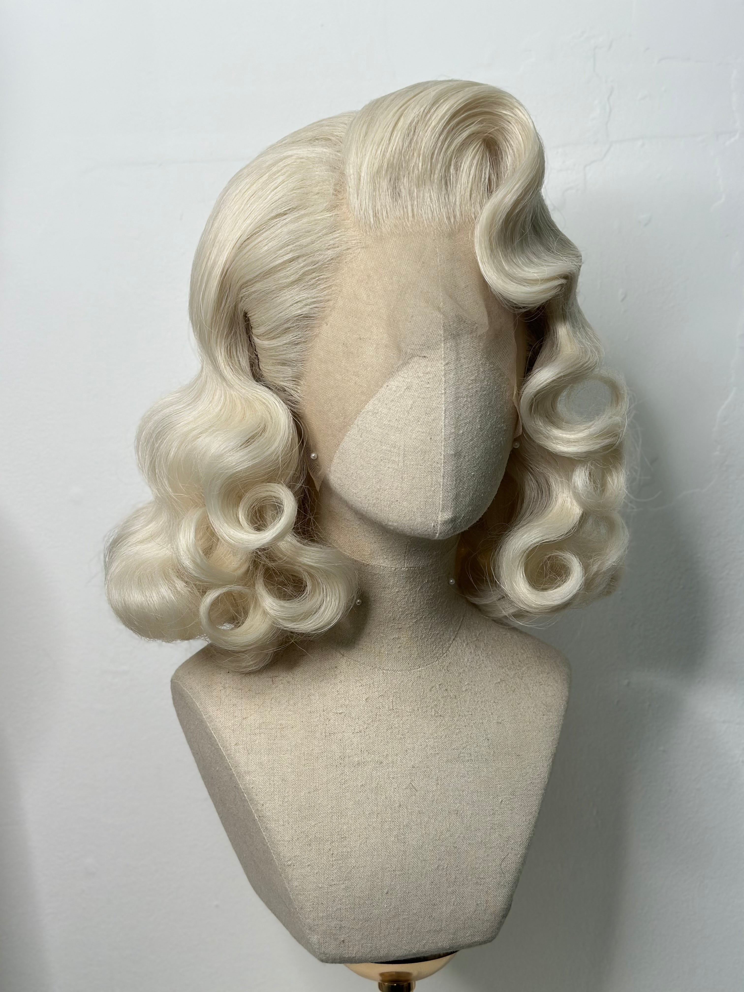 Classy short wavy Platin