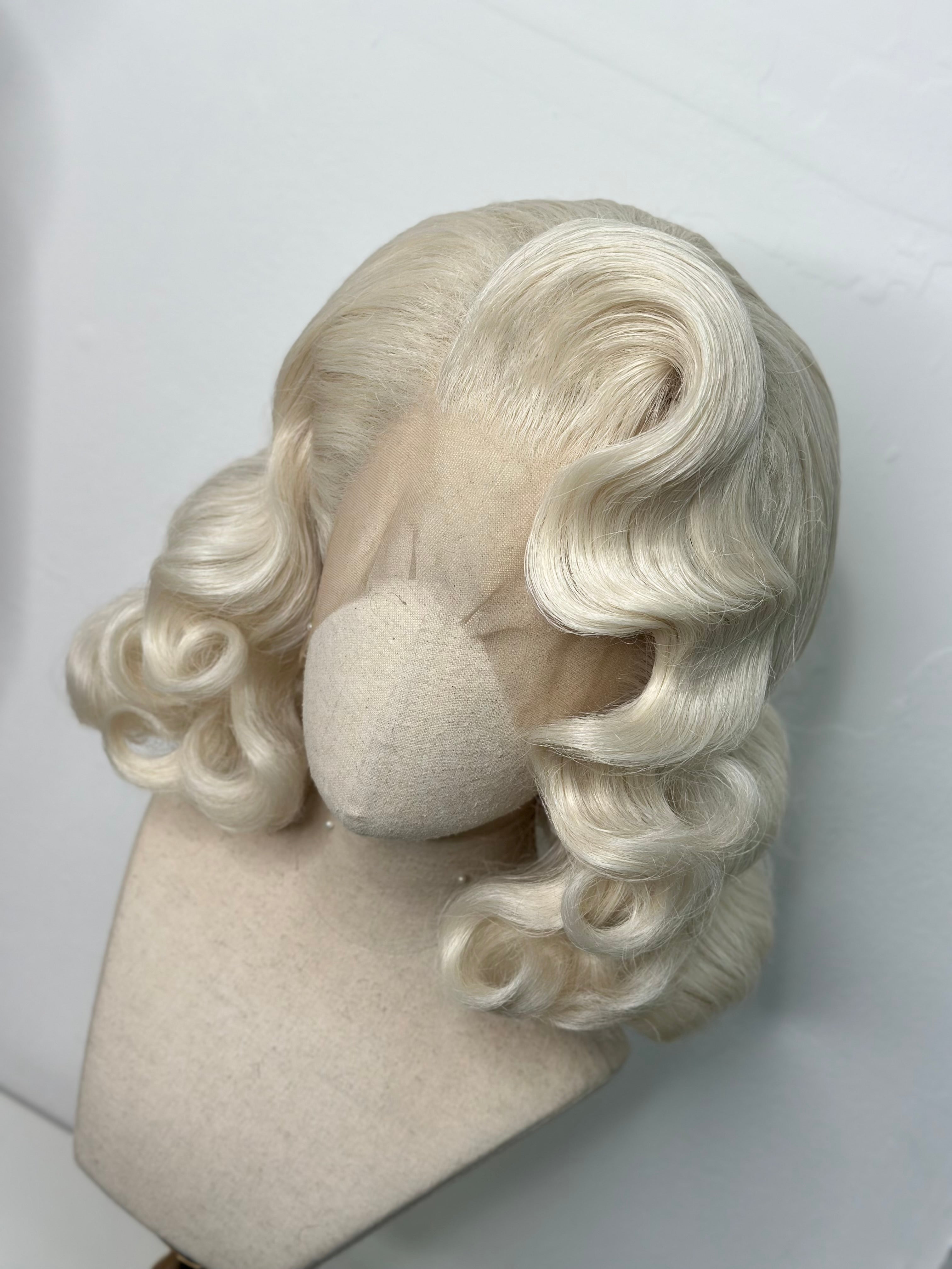 Classy short wavy Platin