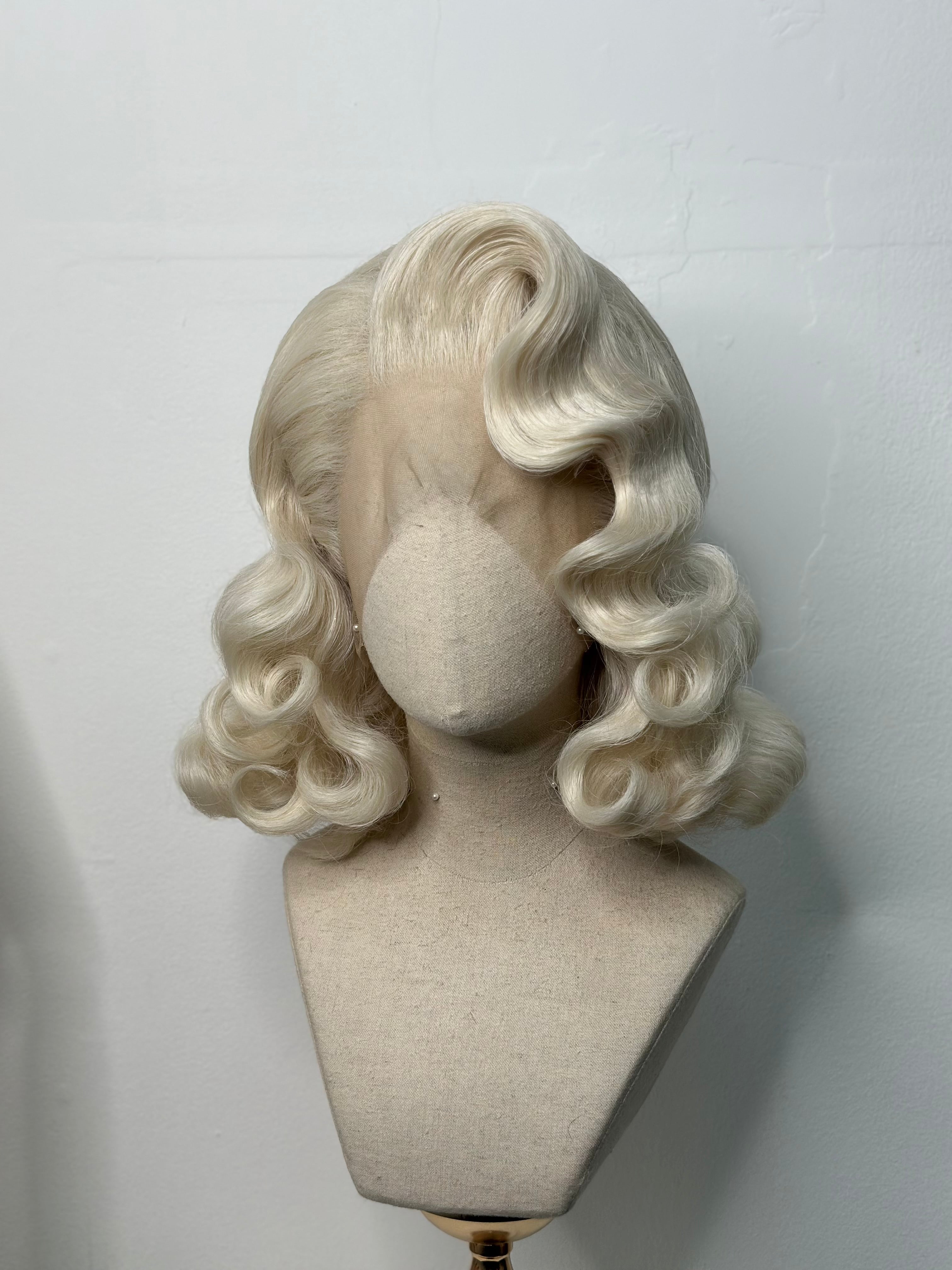 Classy short wavy Platin