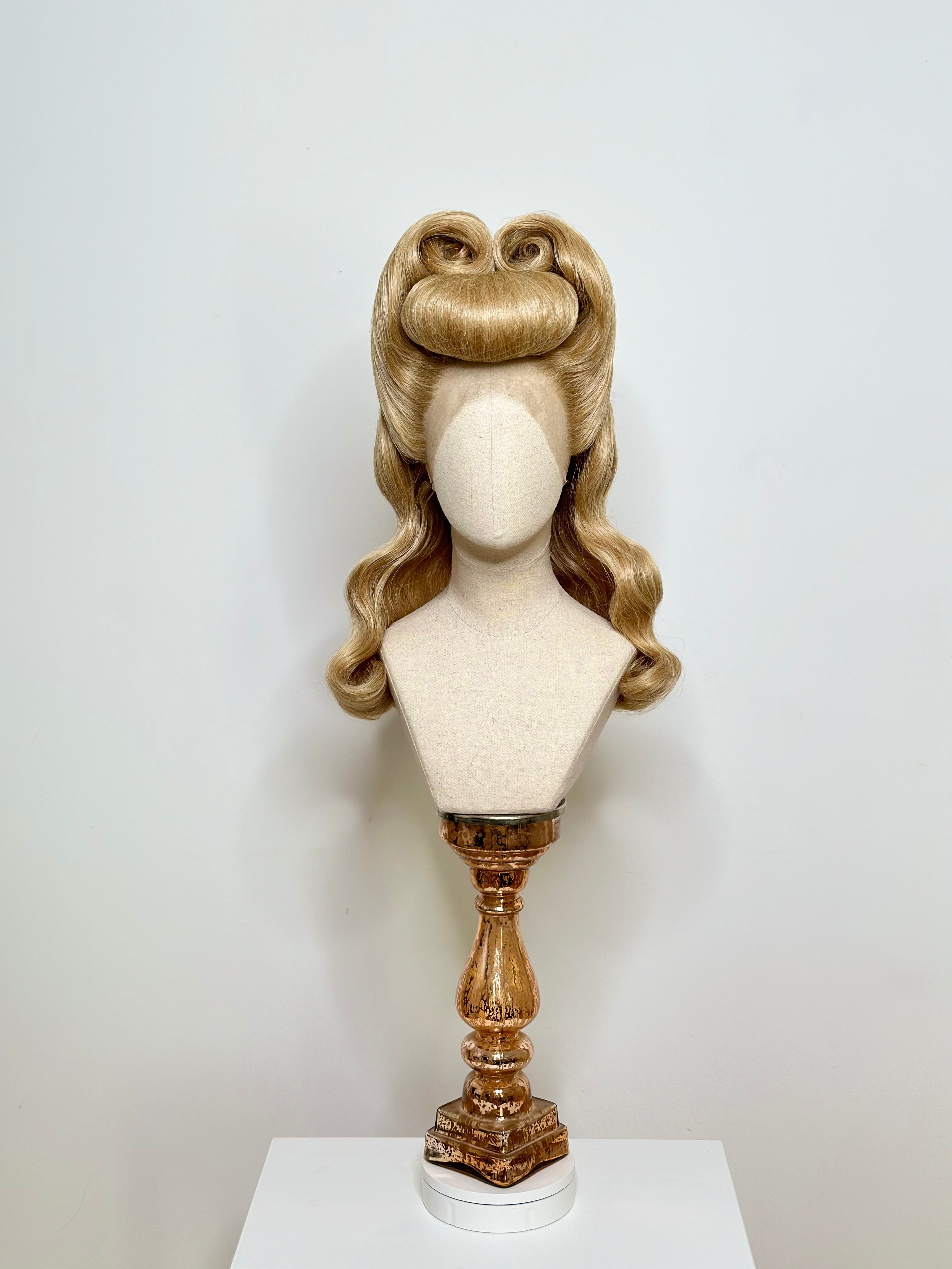 Classy 50s Roll History Wig Gold >Blond