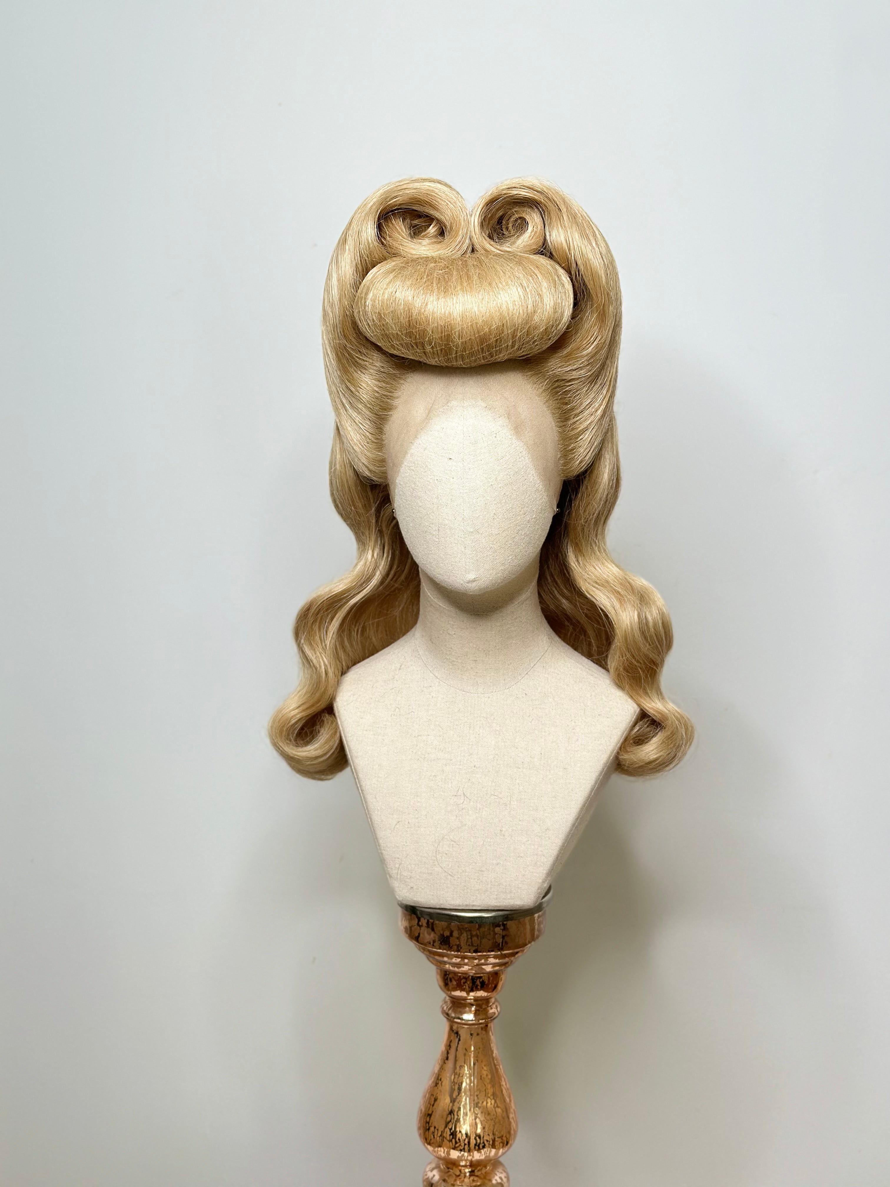 Classy 50s Roll History Wig Gold >Blond