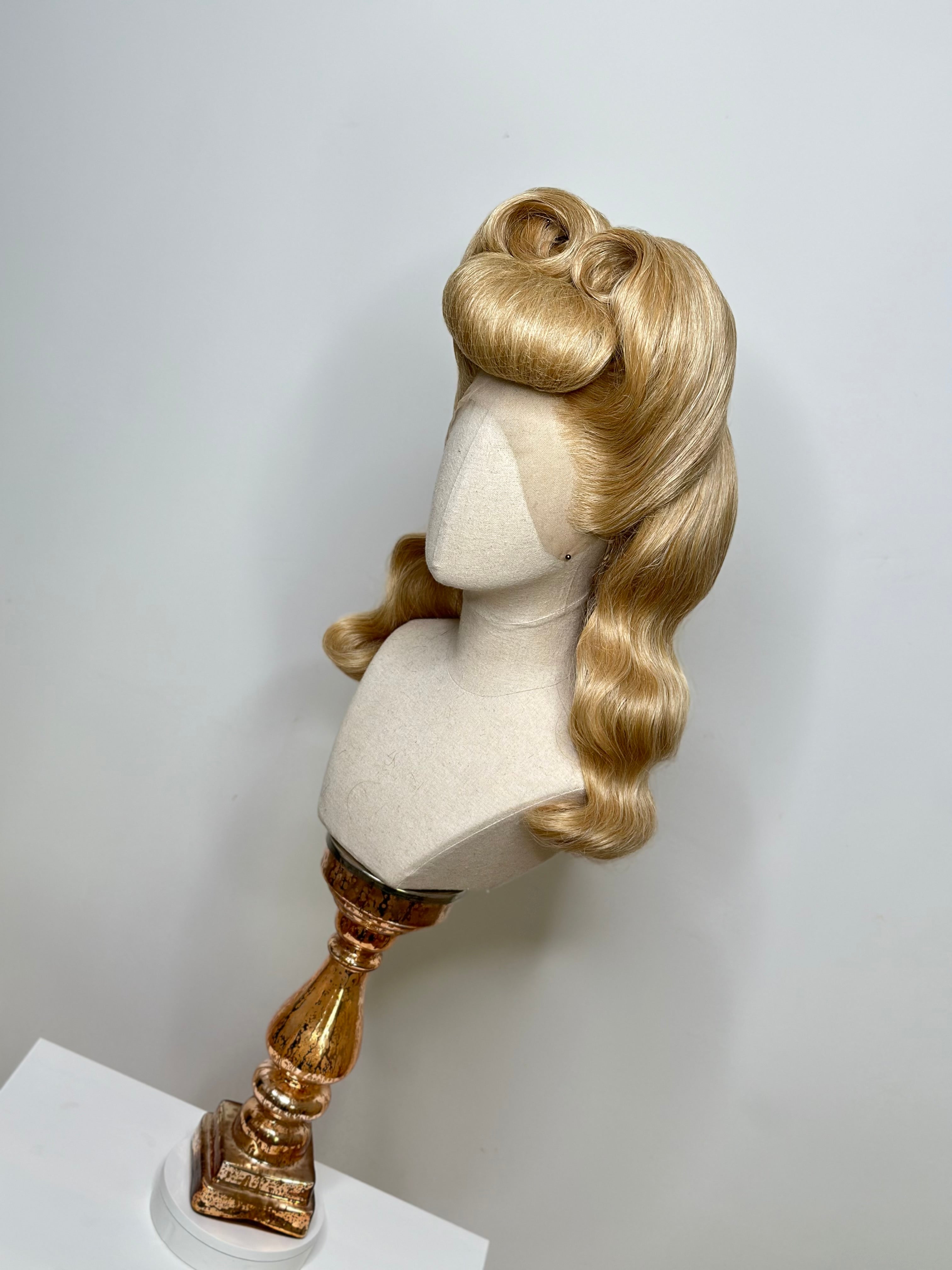 Classy 50s Roll History Wig Gold >Blond