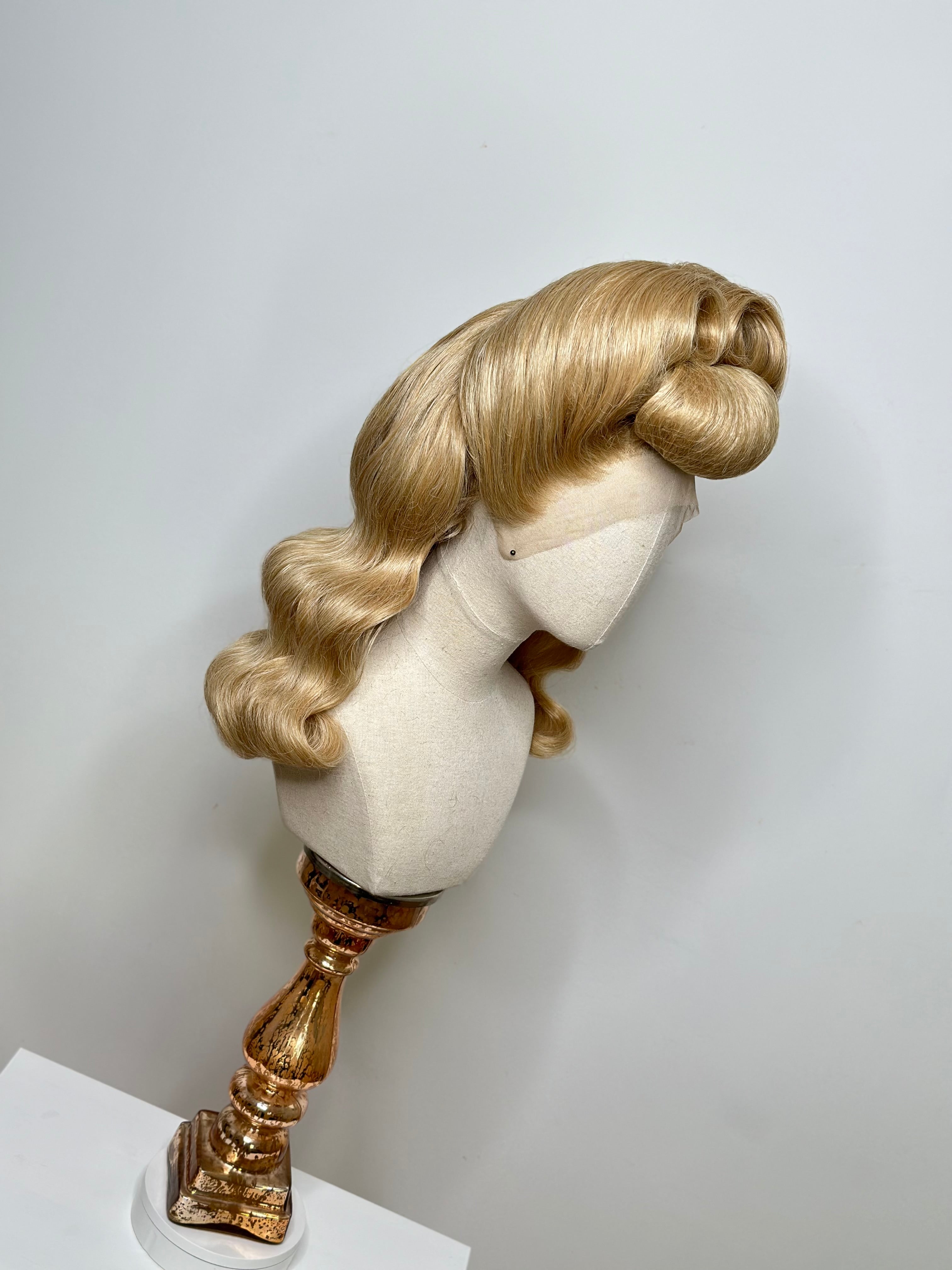 Classy 50s Roll History Wig Gold >Blond