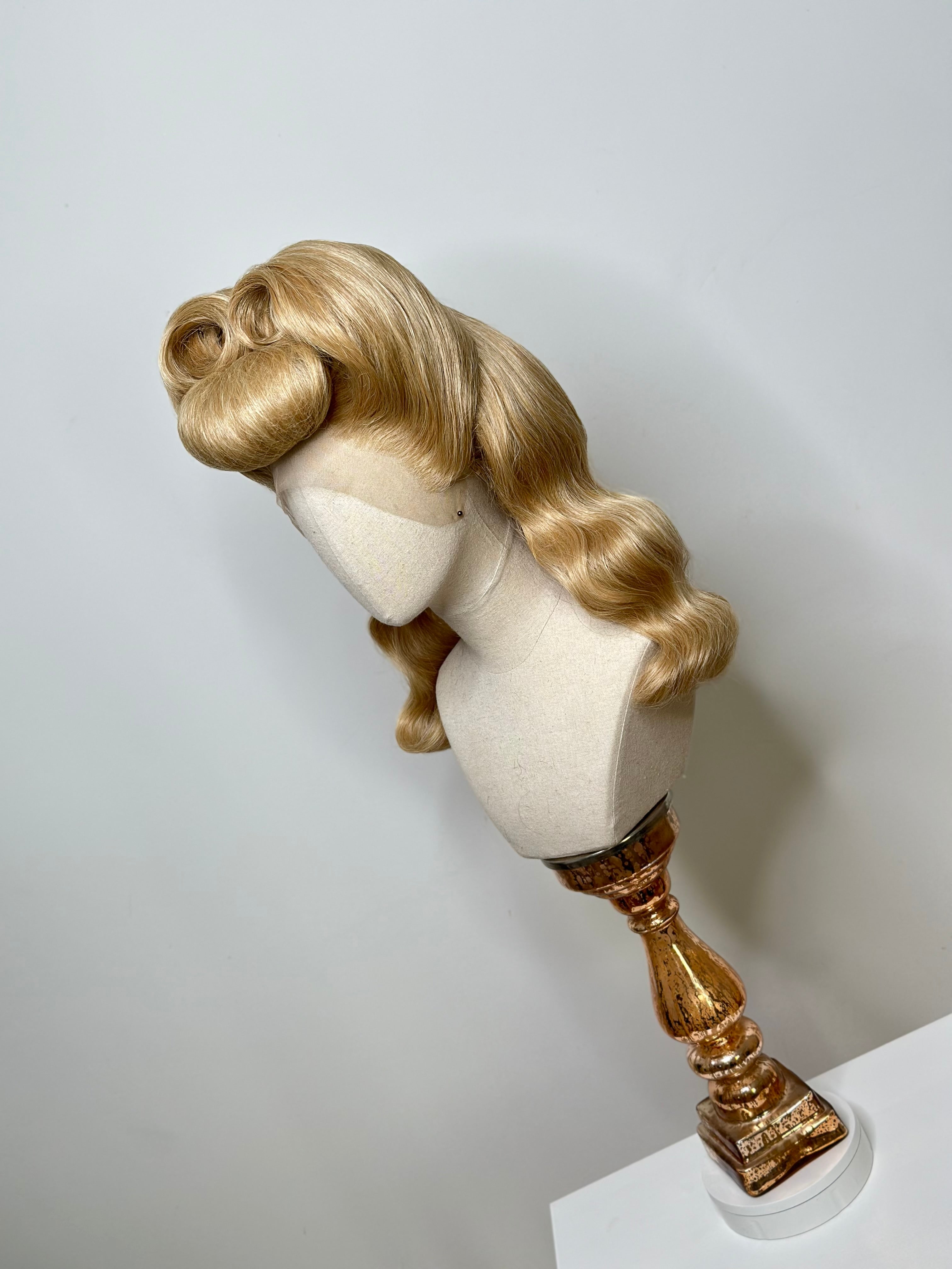 Classy 50s Roll History Wig Gold >Blond