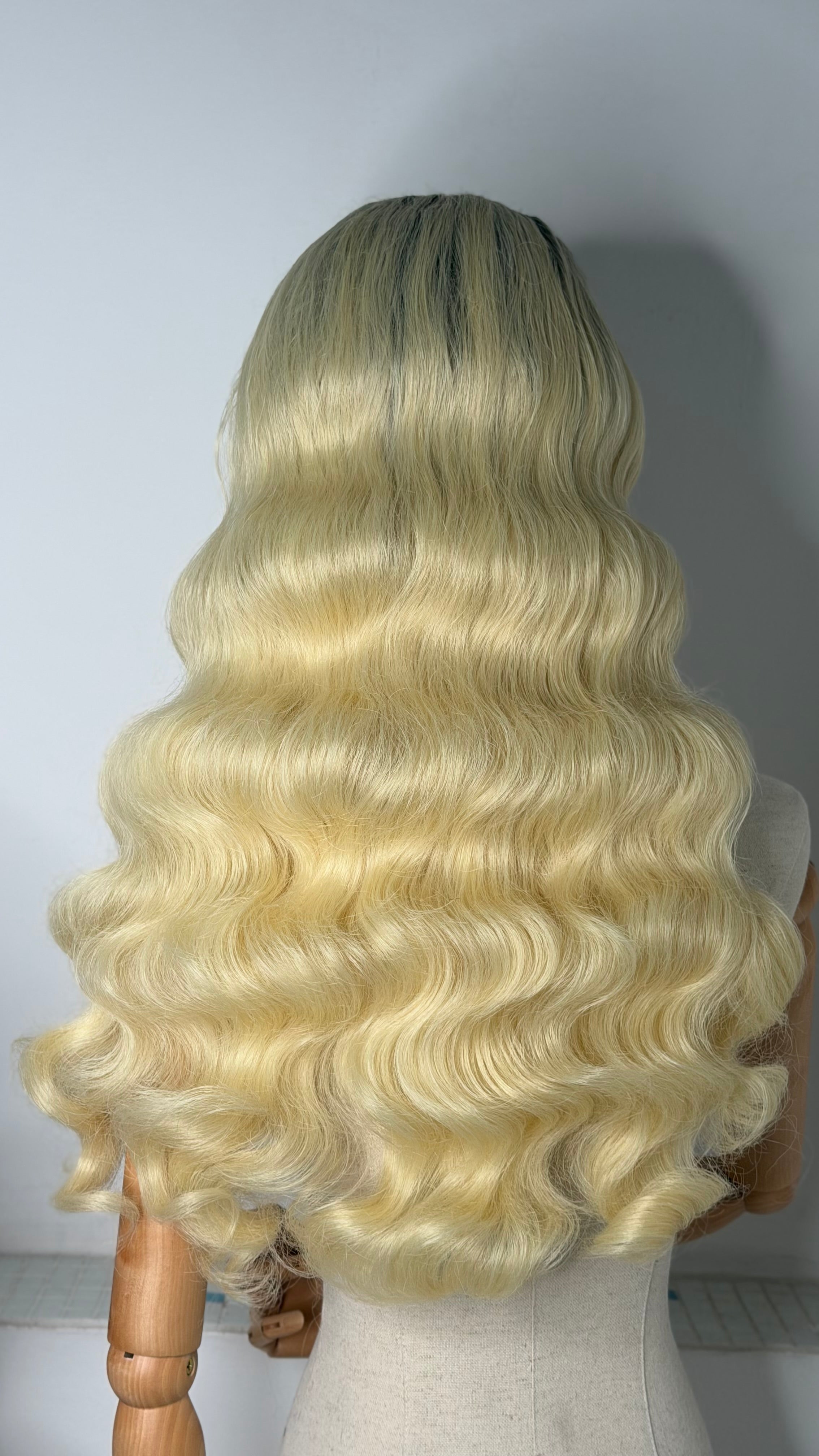 Classy History wave Wig dark roots blonde
