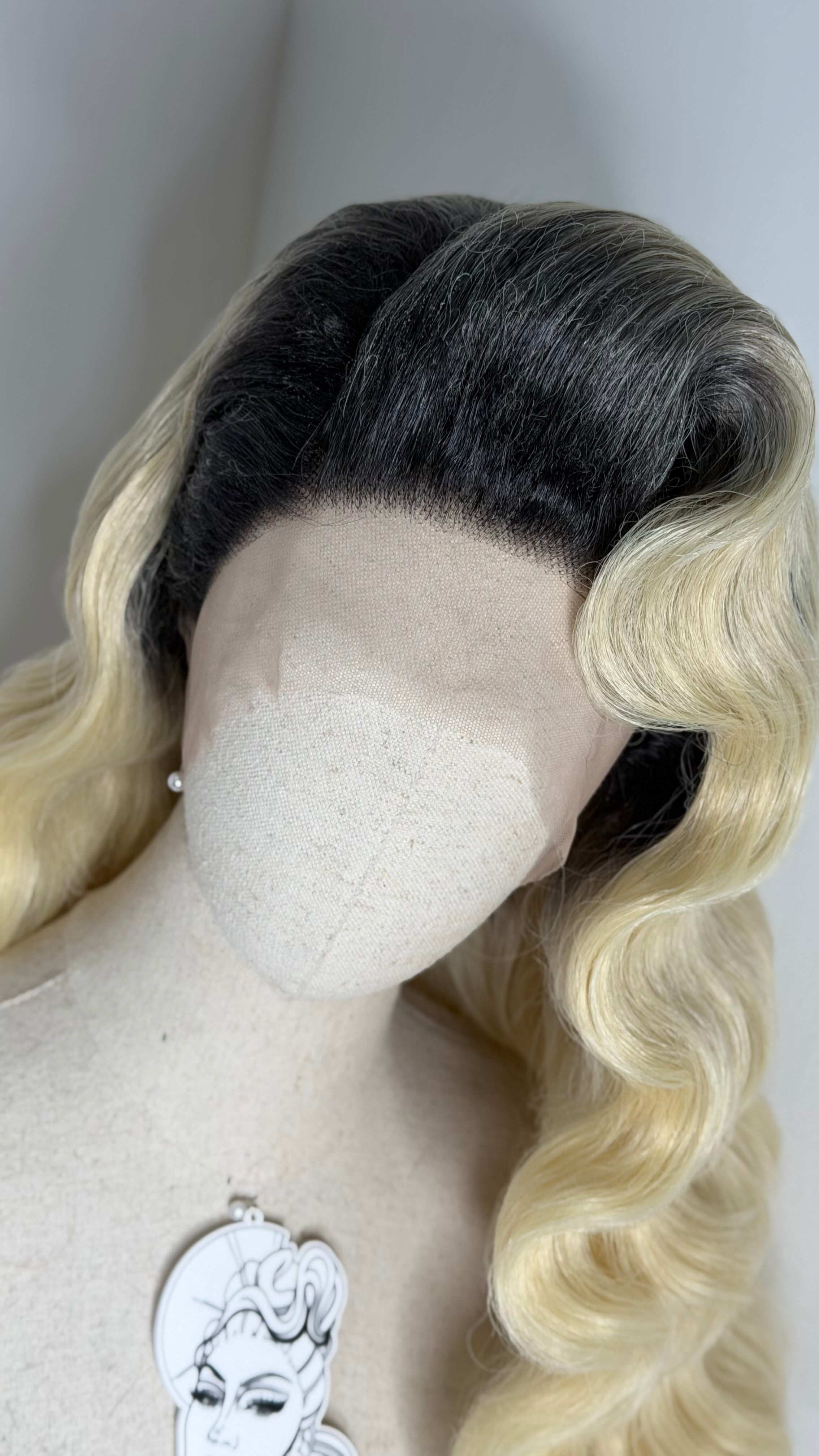 Classy History wave Wig dark roots blonde