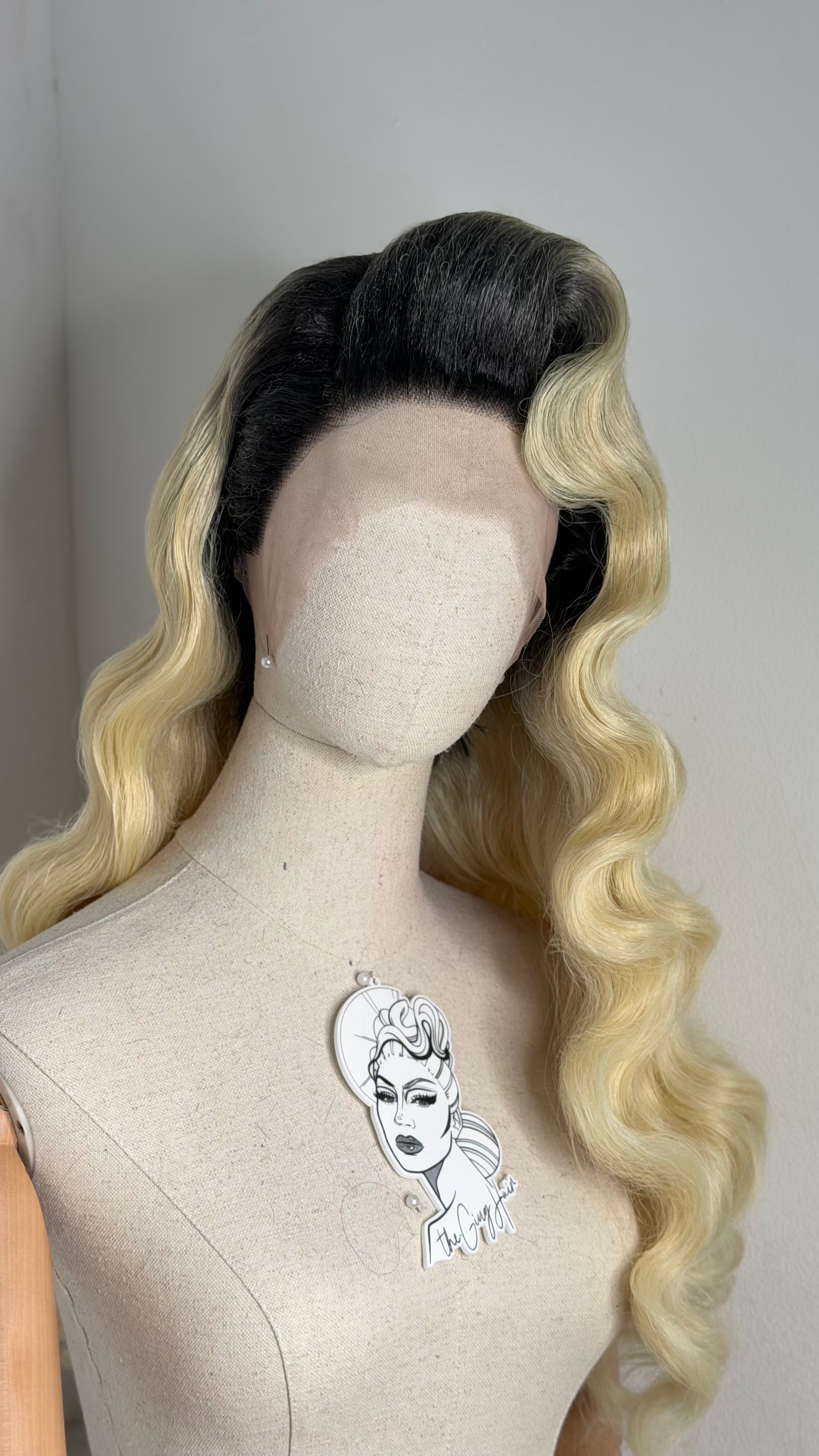 Classy History wave Wig dark roots blonde