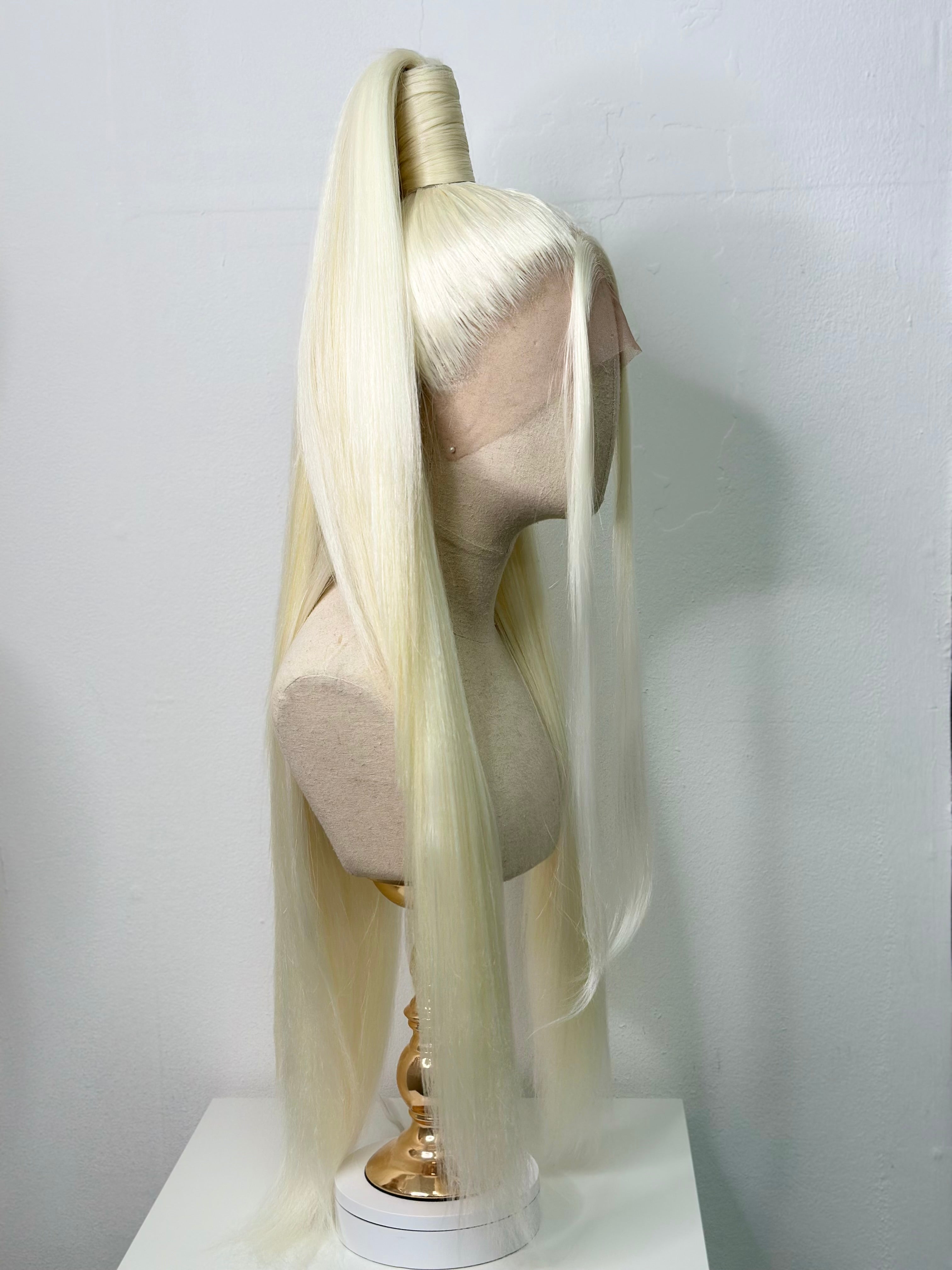 Sleek ponytail milkblond
