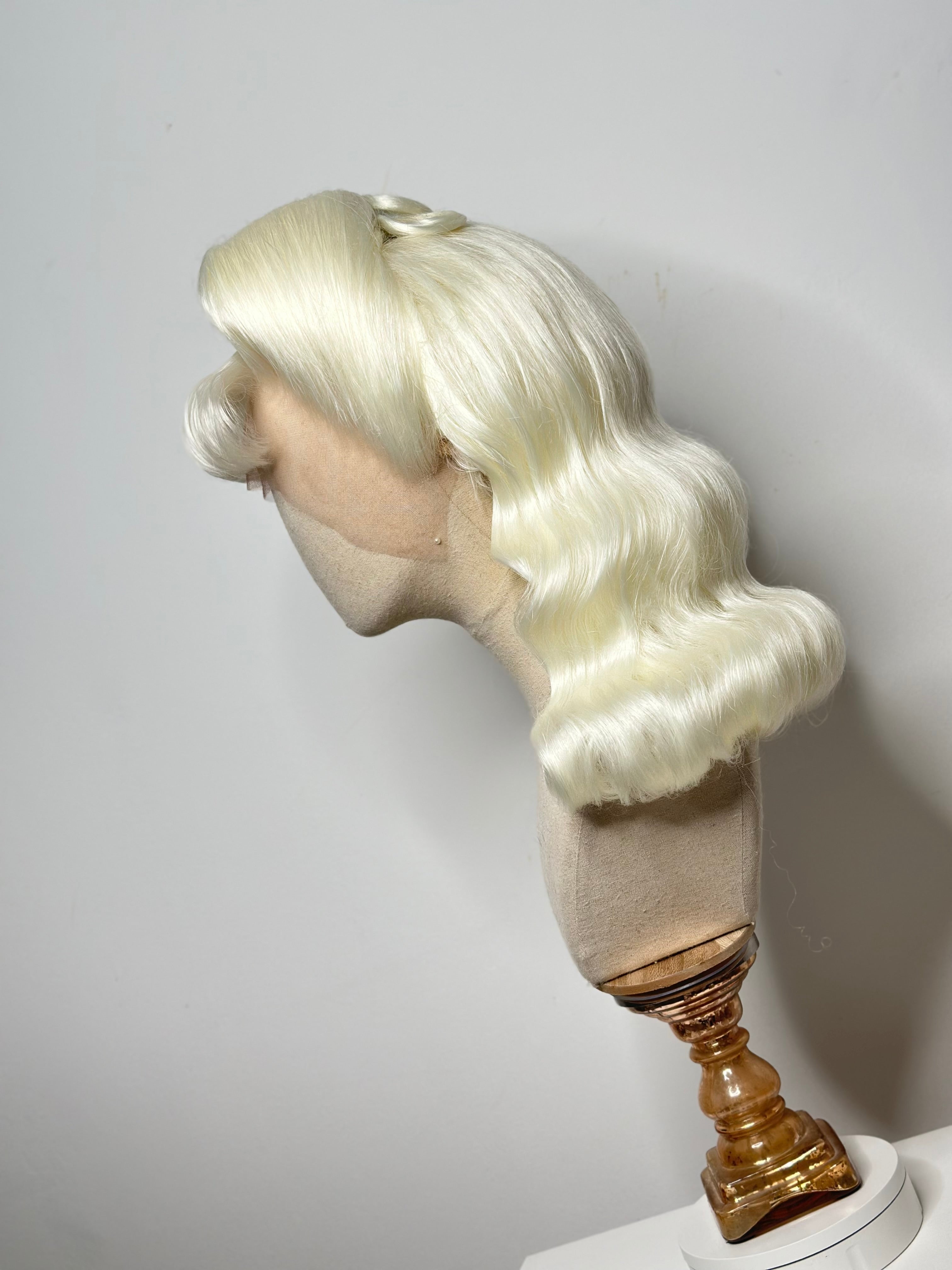 Classy 50s Roll History Wig Milkblonde