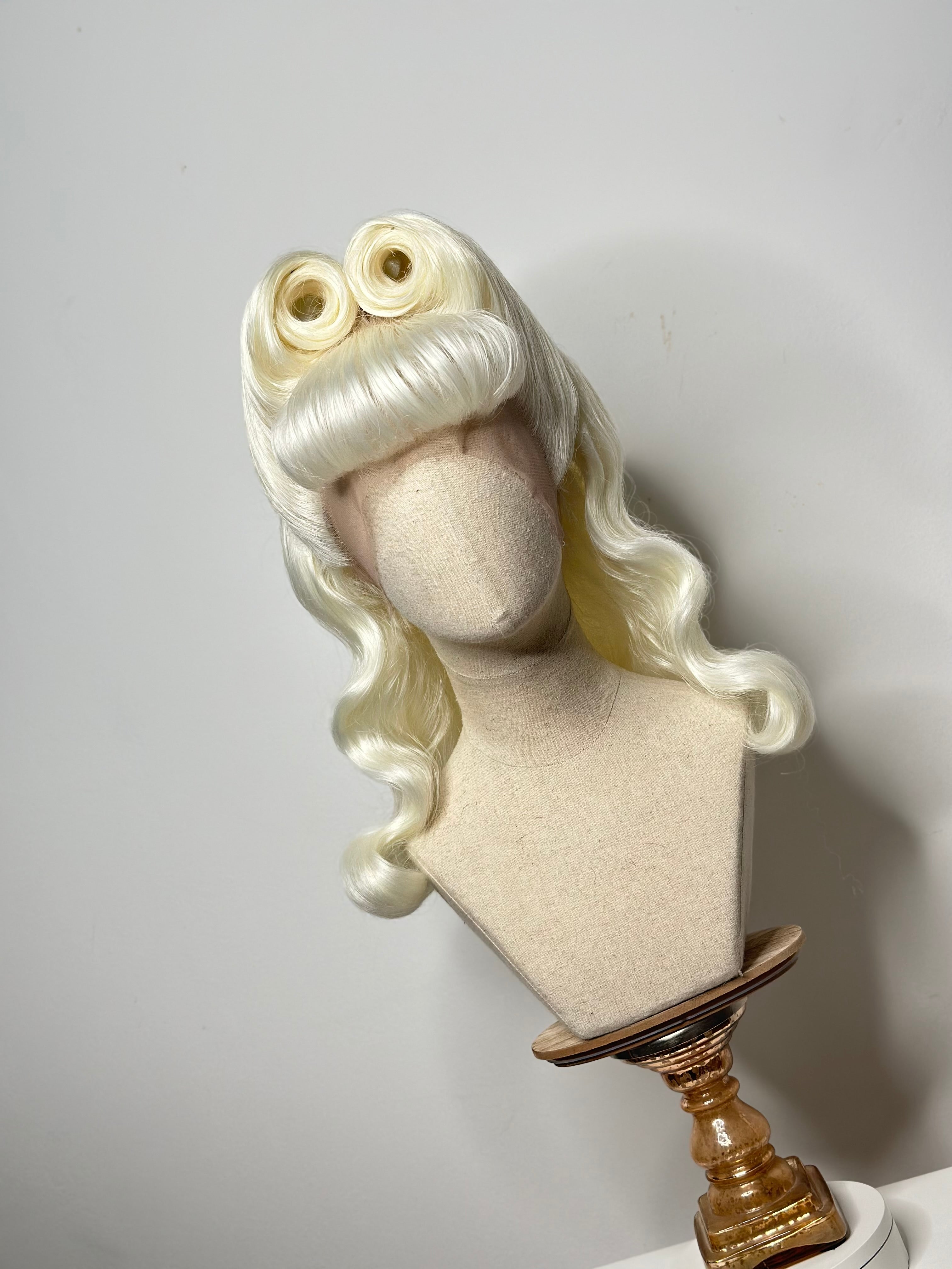 Classy 50s Roll History Wig Milkblonde