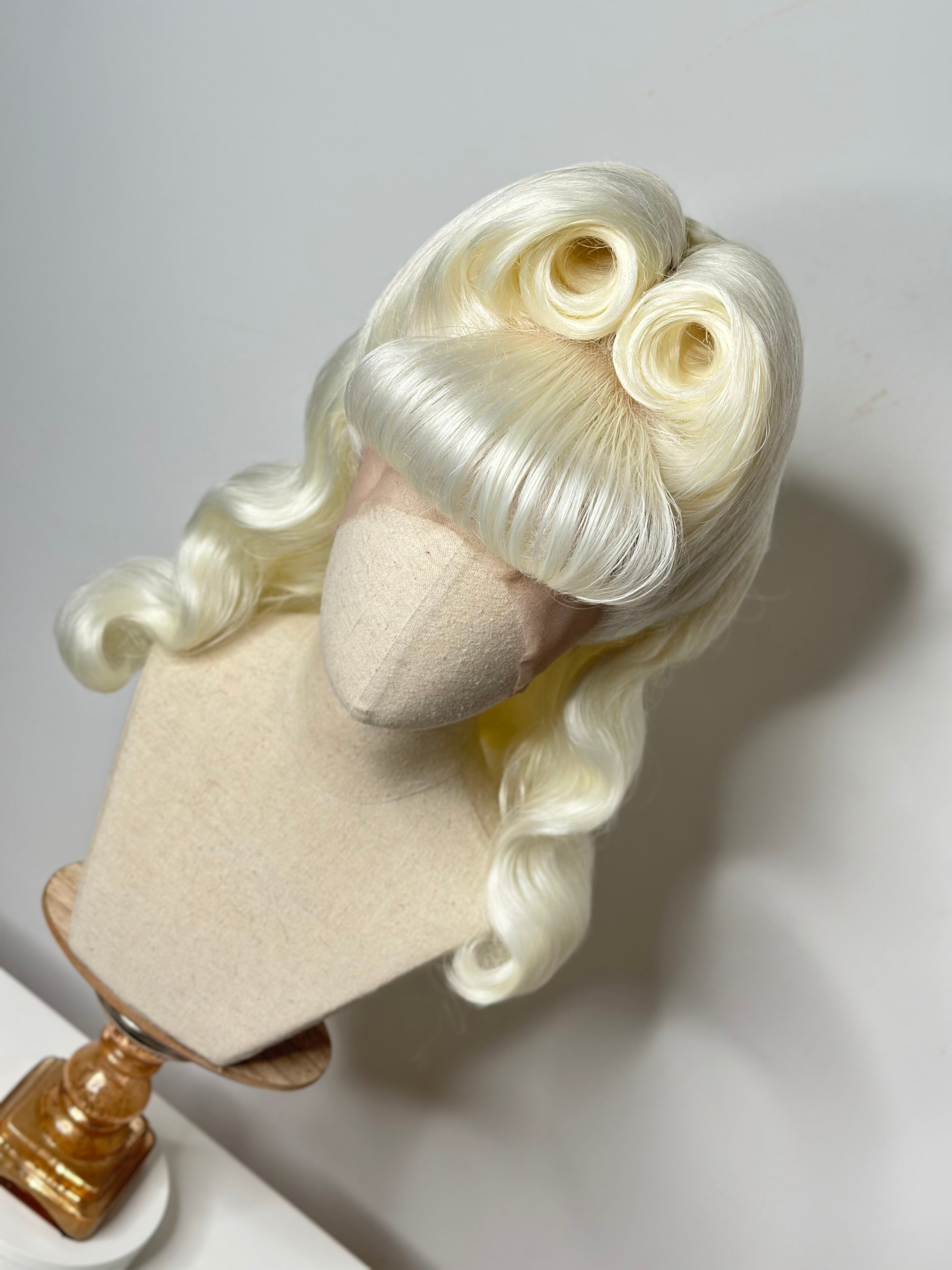 Classy 50s Roll History Wig Milkblonde