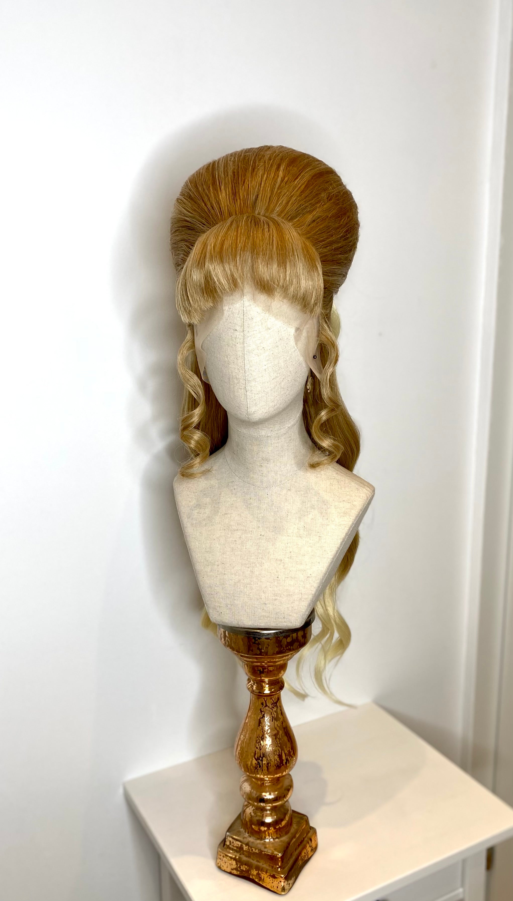 Classy 60s behive Caramel Blond