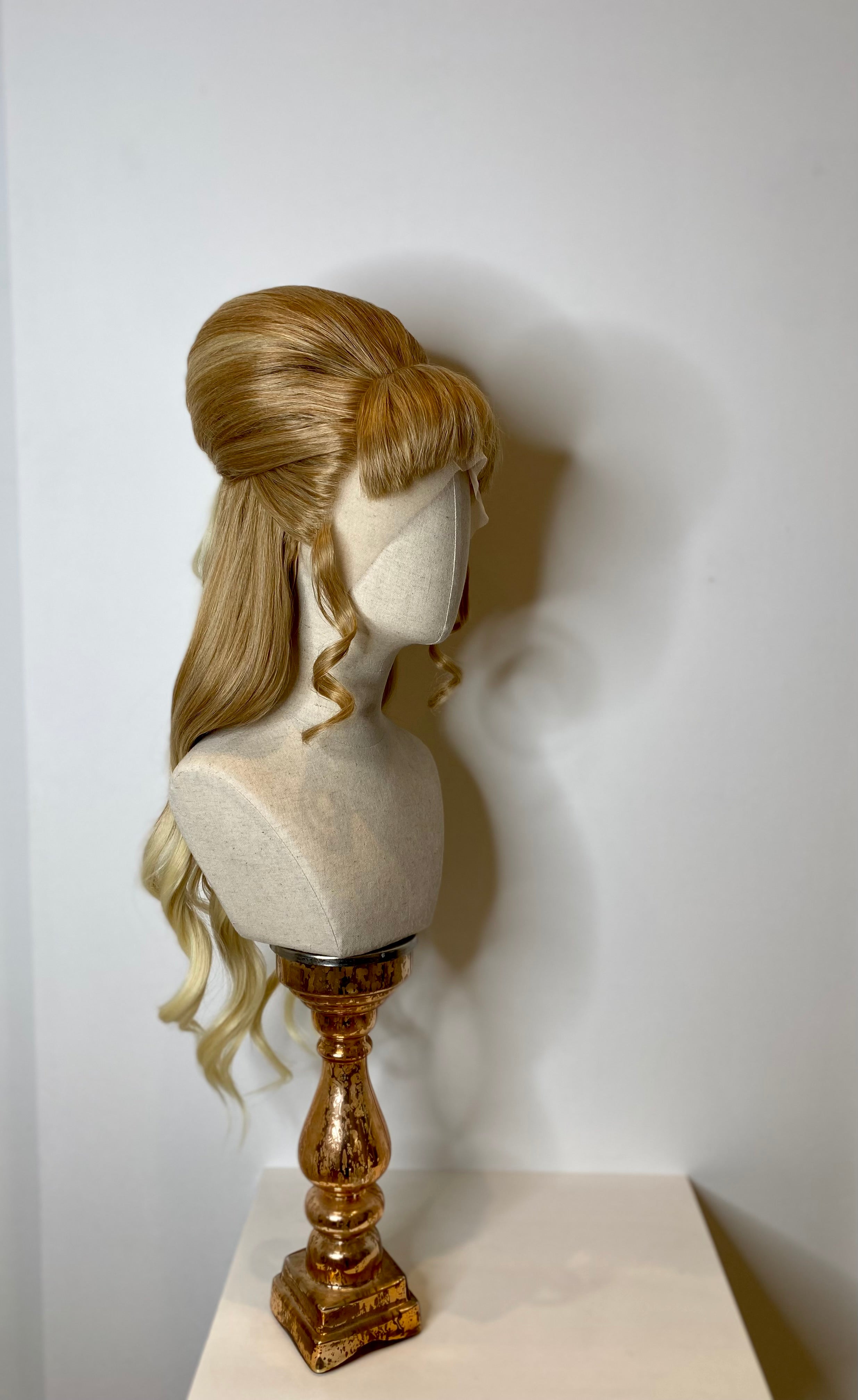 Classy 60s behive Caramel Blond