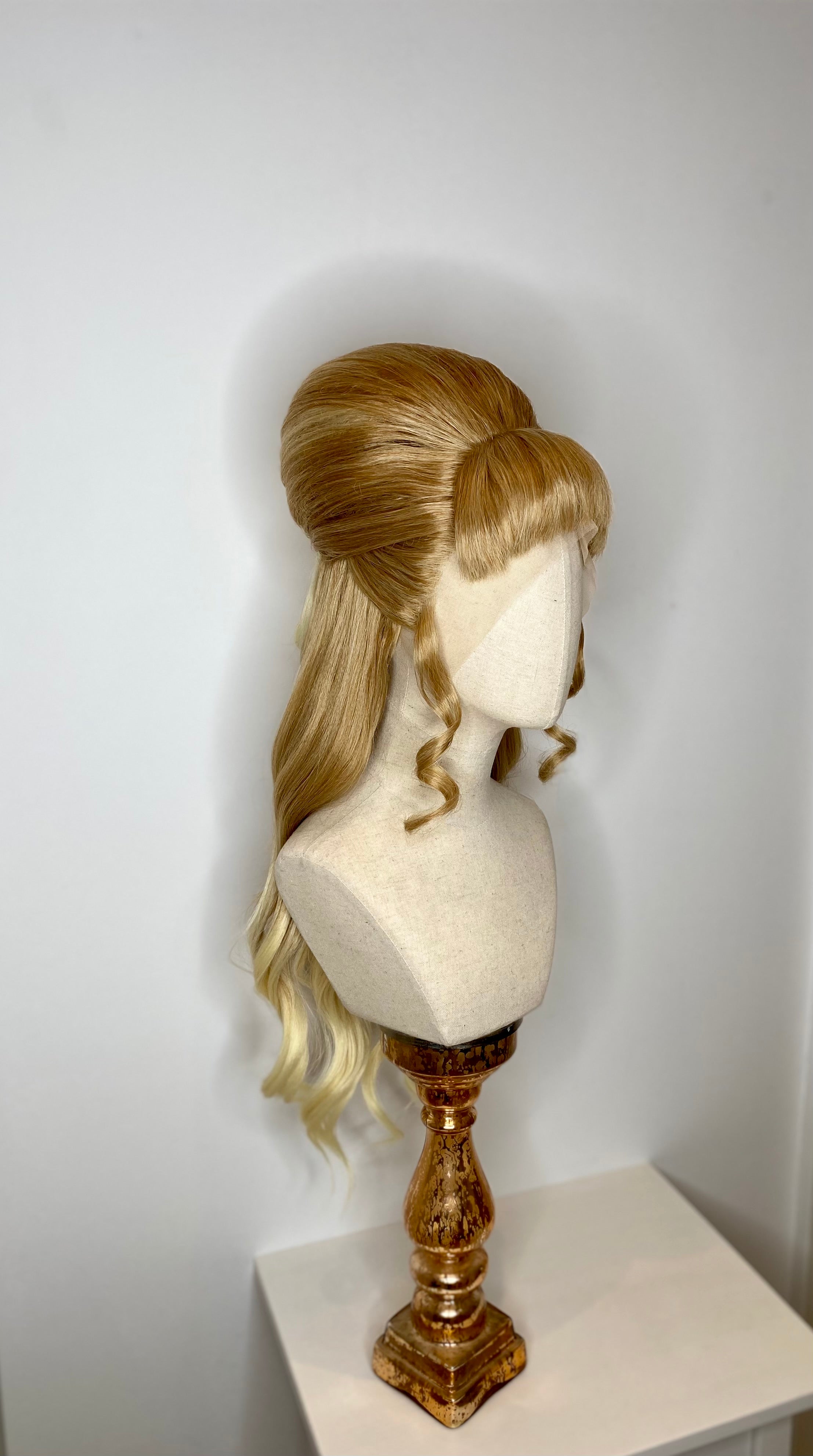 Classy 60s behive Caramel Blond