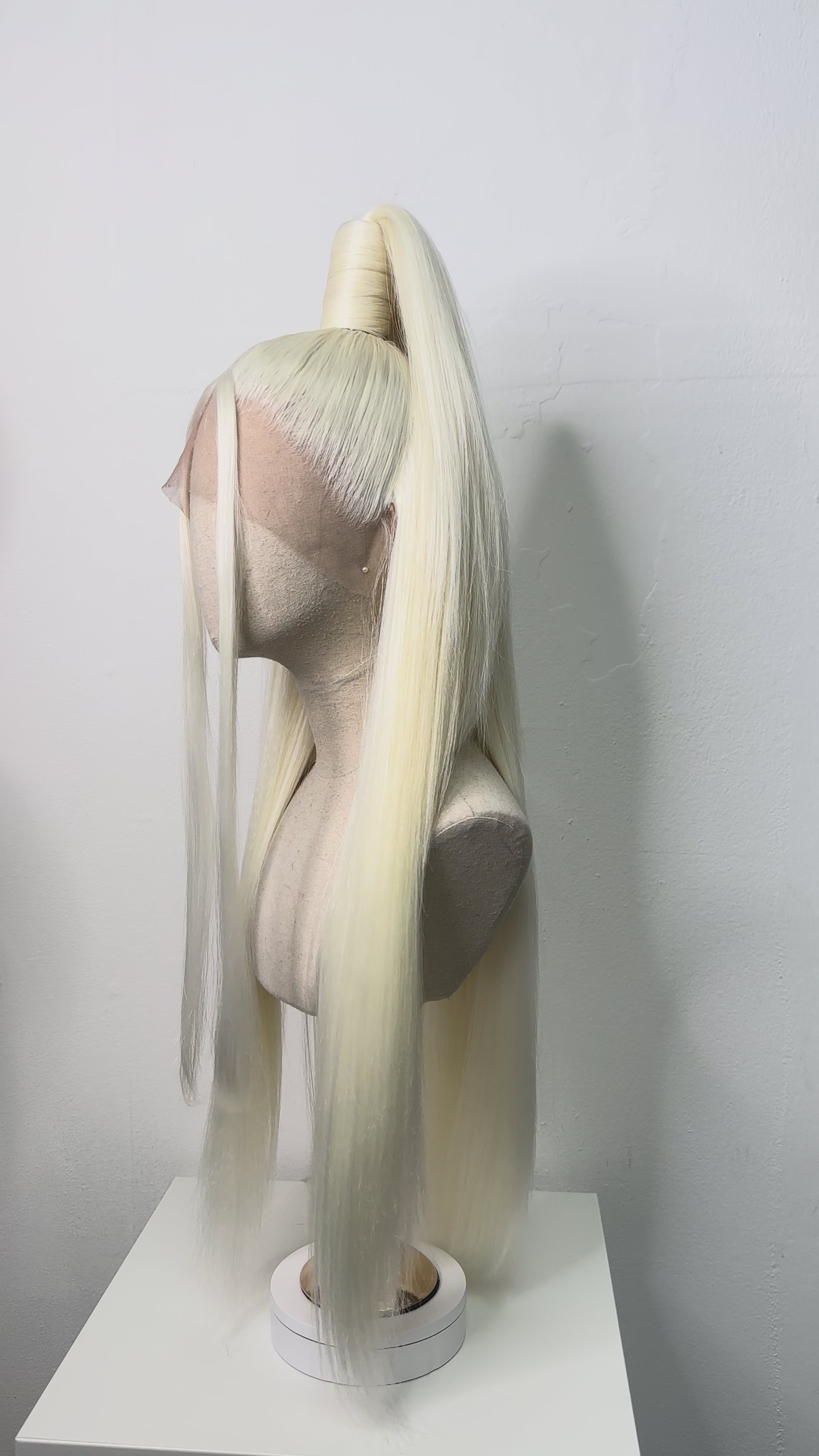Sleek ponytail milkblond